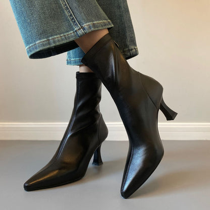 Effortlessly Elegant Boots with a Timeless Design