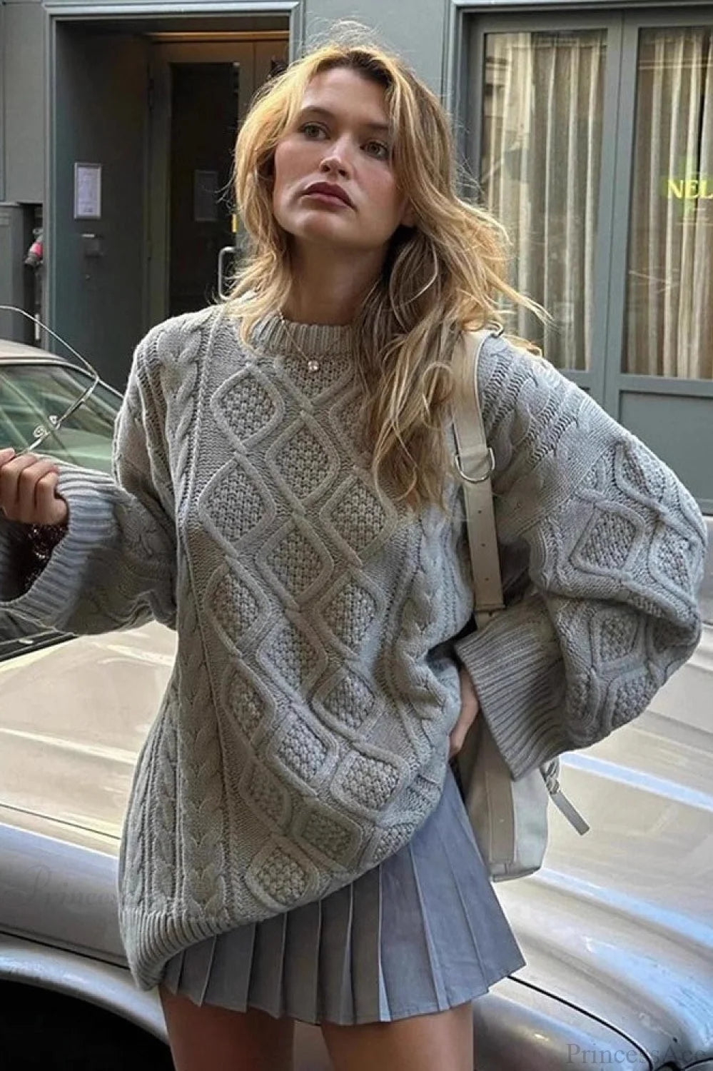 Well Tailored Sweater with a Graceful Silhouette