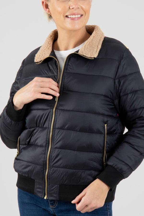 Well Tailored Jacket with a Graceful Silhouette