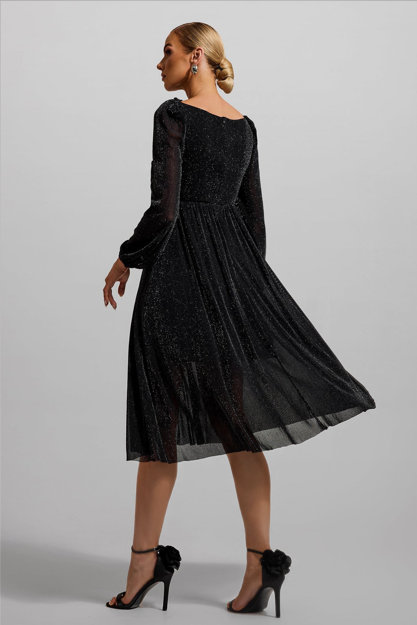 Gracefully Styled Dress for Any Occasion