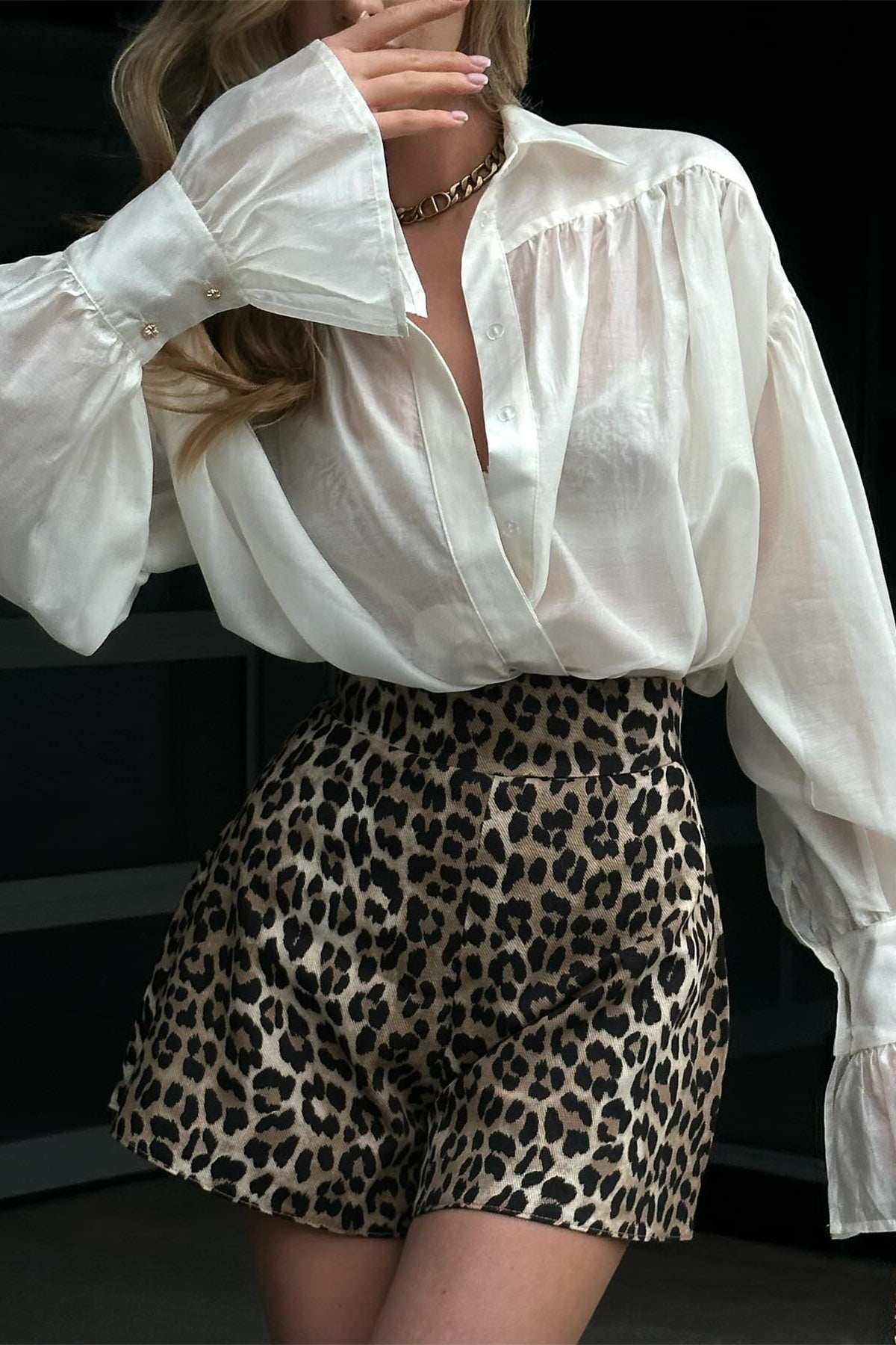Classic Vintage Blouse with a Flattering Fit