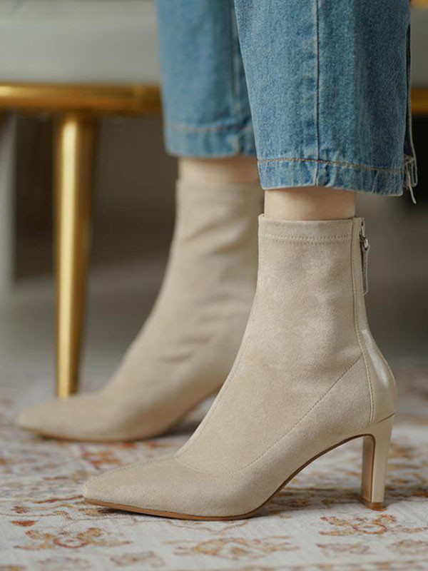 Effortlessly Elegant Boots with a Timeless Design