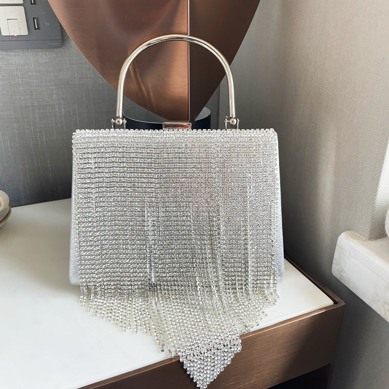 Well Tailored Bag with a Graceful Silhouette
