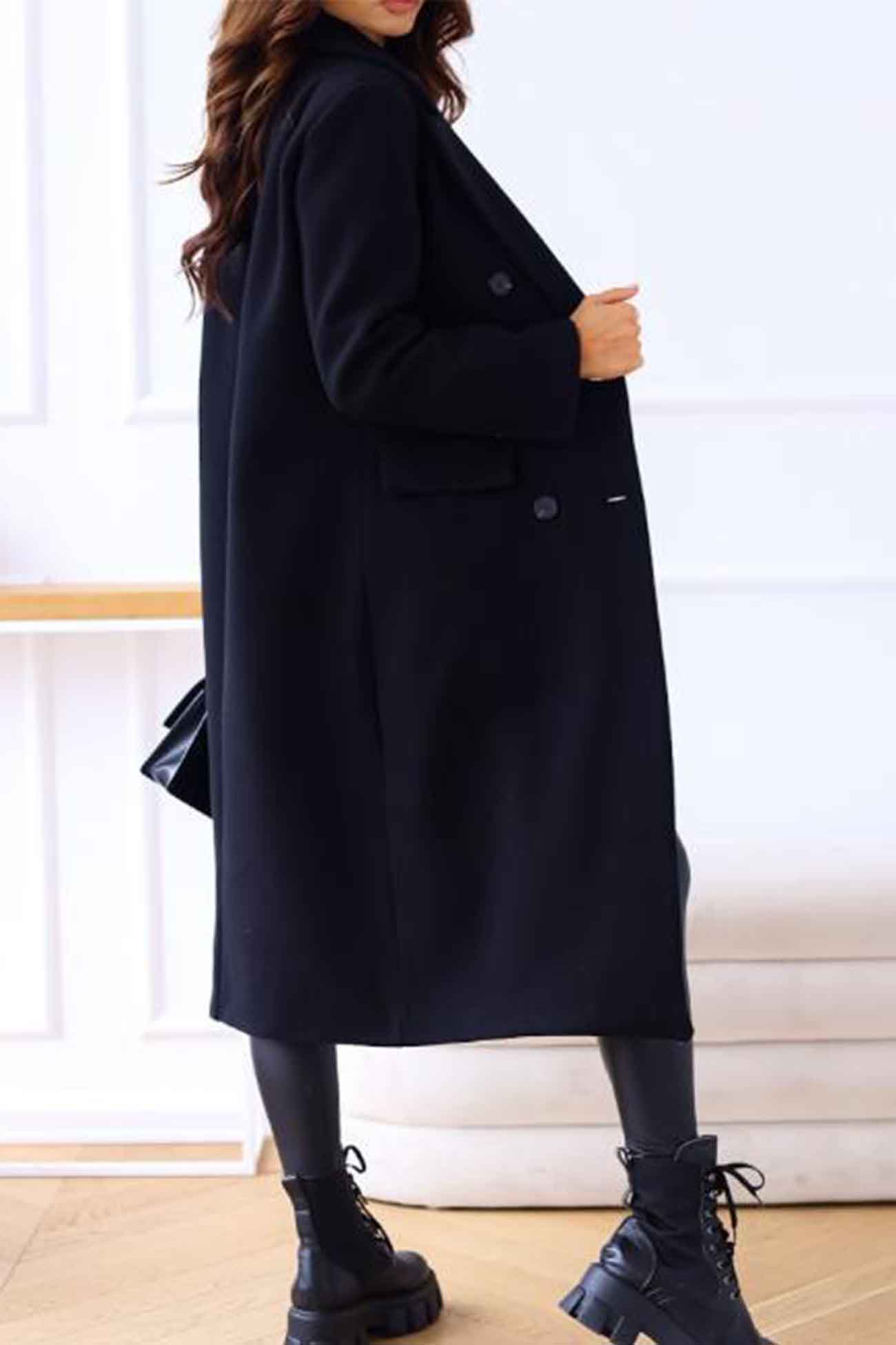 Well Tailored Coat with a Graceful Silhouette