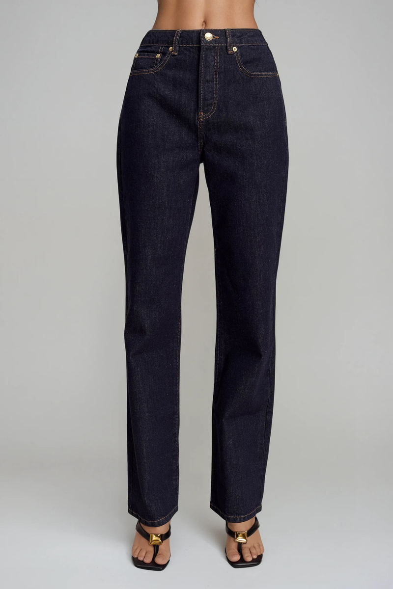 Well Tailored Pants with a Graceful Silhouette