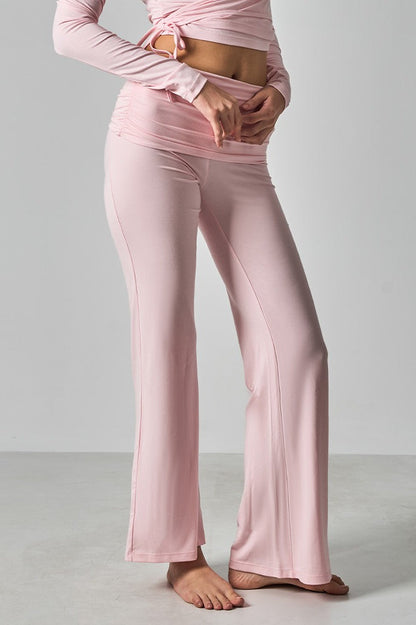 Effortlessly Elegant Pants with a Timeless Design