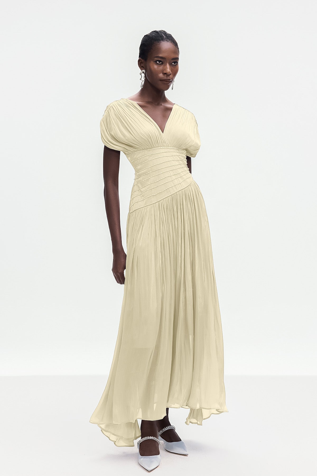 Well Tailored Dress with a Graceful Silhouette