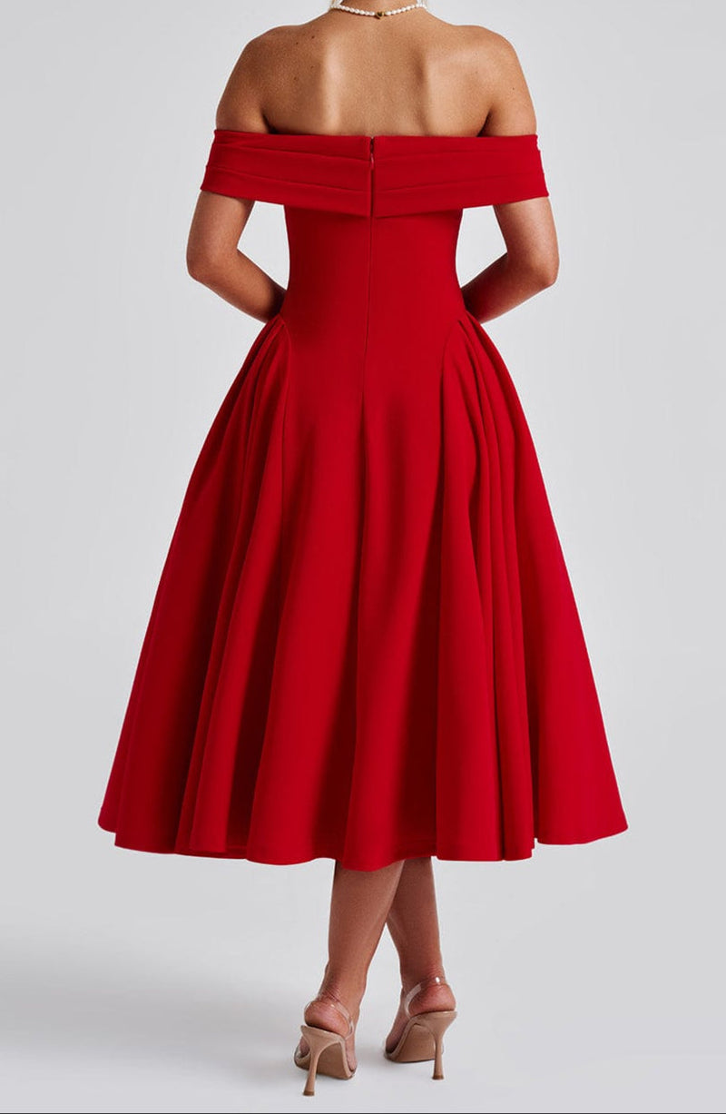 Well Tailored Dress with a Graceful Silhouette