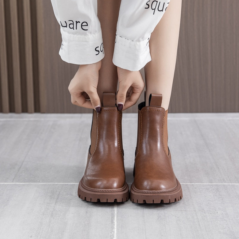 Effortlessly Elegant Boots with a Timeless Design