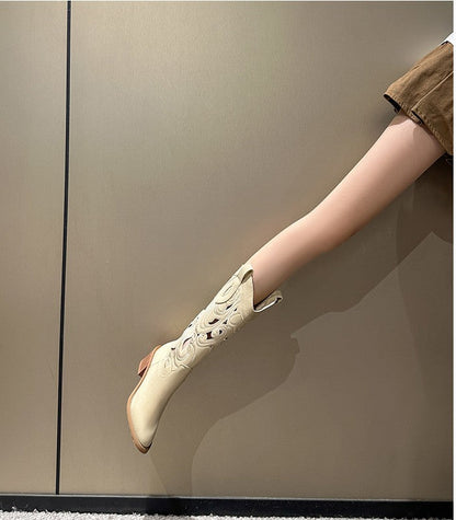 Effortlessly Elegant Boots with a Timeless Design