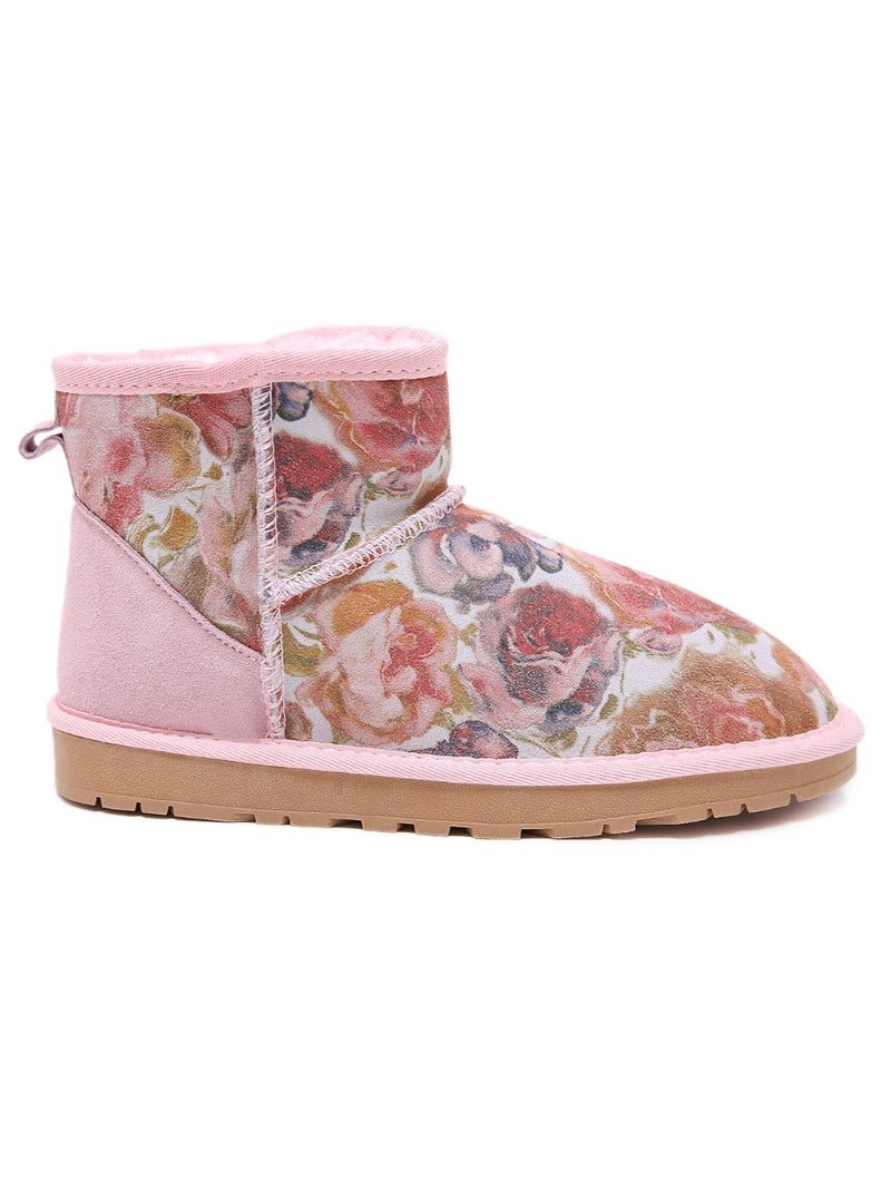 Effortlessly Elegant Boots with a Timeless Design