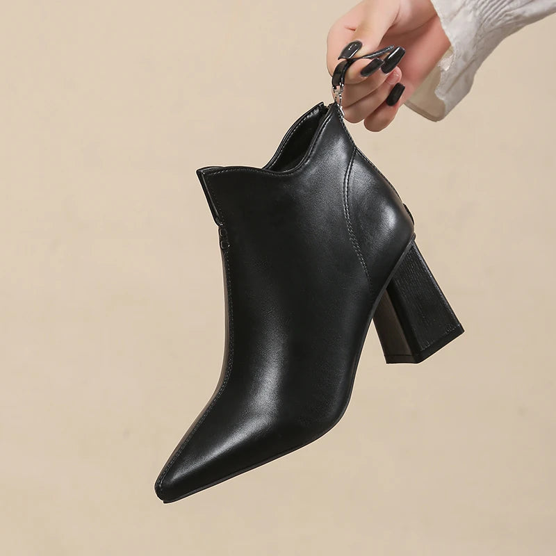 Effortlessly Elegant Boots with a Timeless Design