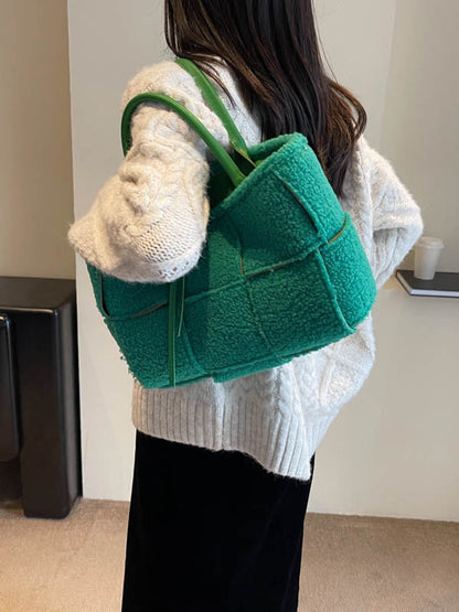 Gracefully Styled Bag for Any Occasion
