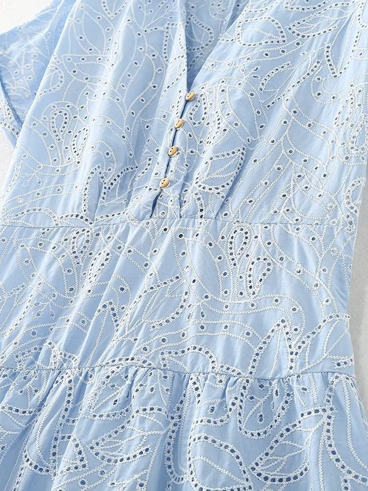 Effortlessly Elegant Dress with a Timeless Design