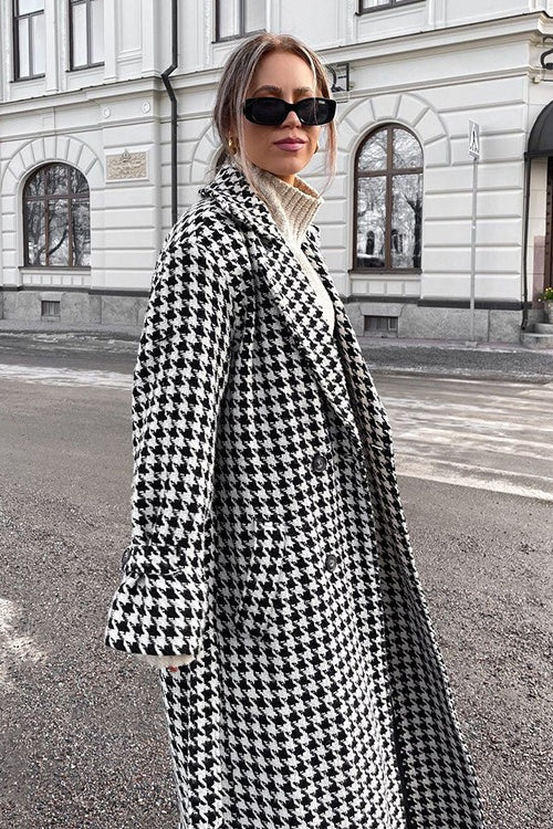 Well Tailored Coat with a Graceful Silhouette