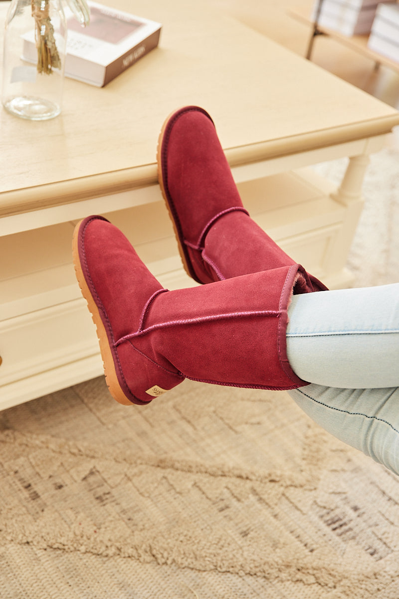 Effortlessly Elegant Boots with a Timeless Design