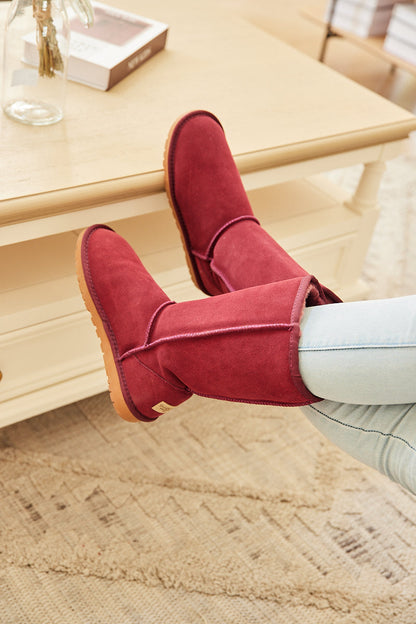Effortlessly Elegant Boots with a Timeless Design