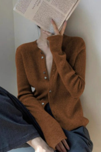 Effortlessly Elegant Cardigan with a Timeless Design