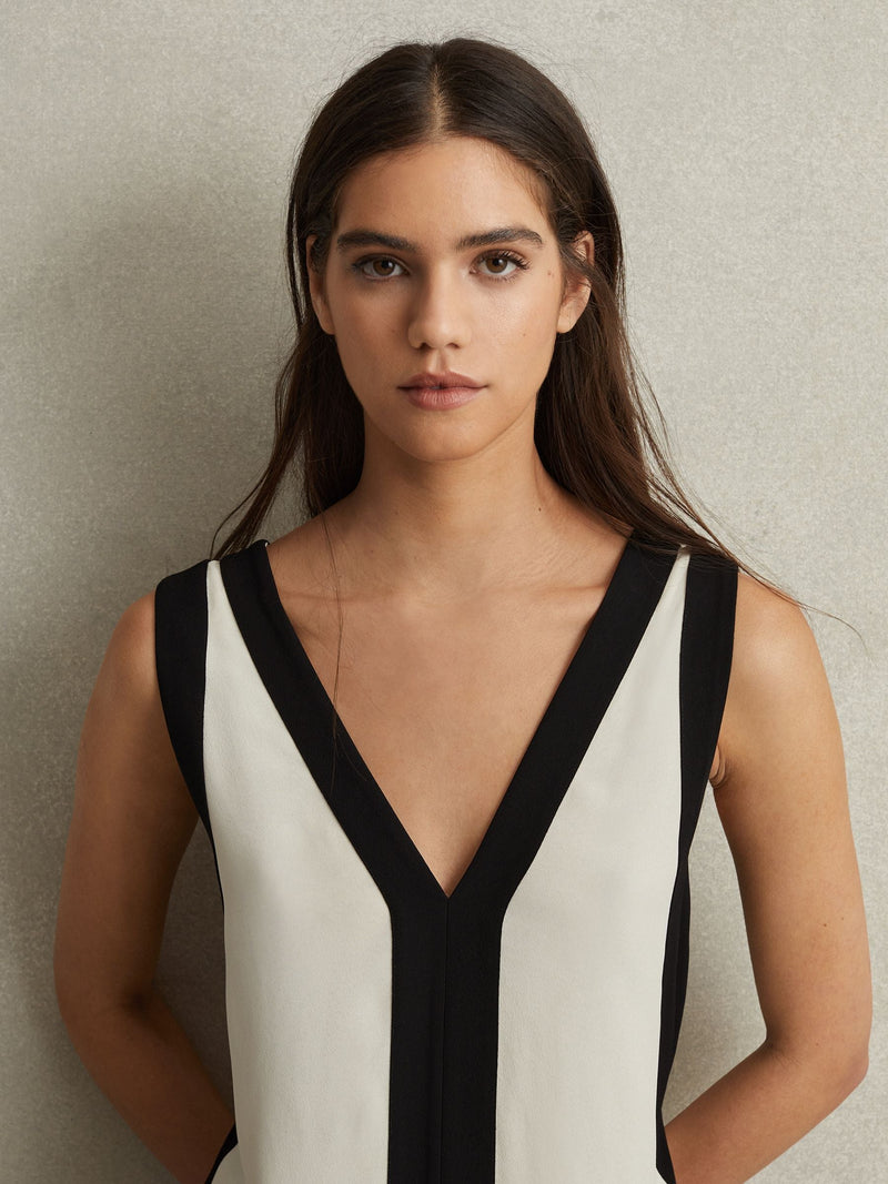 Well Tailored Dress with a Graceful Silhouette