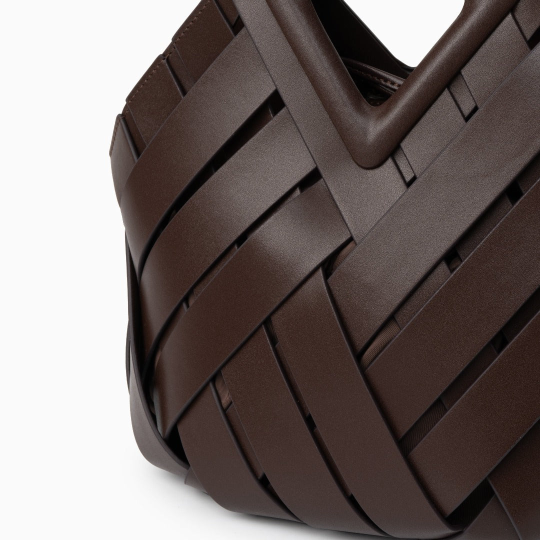 Well Tailored Bag with a Graceful Silhouette