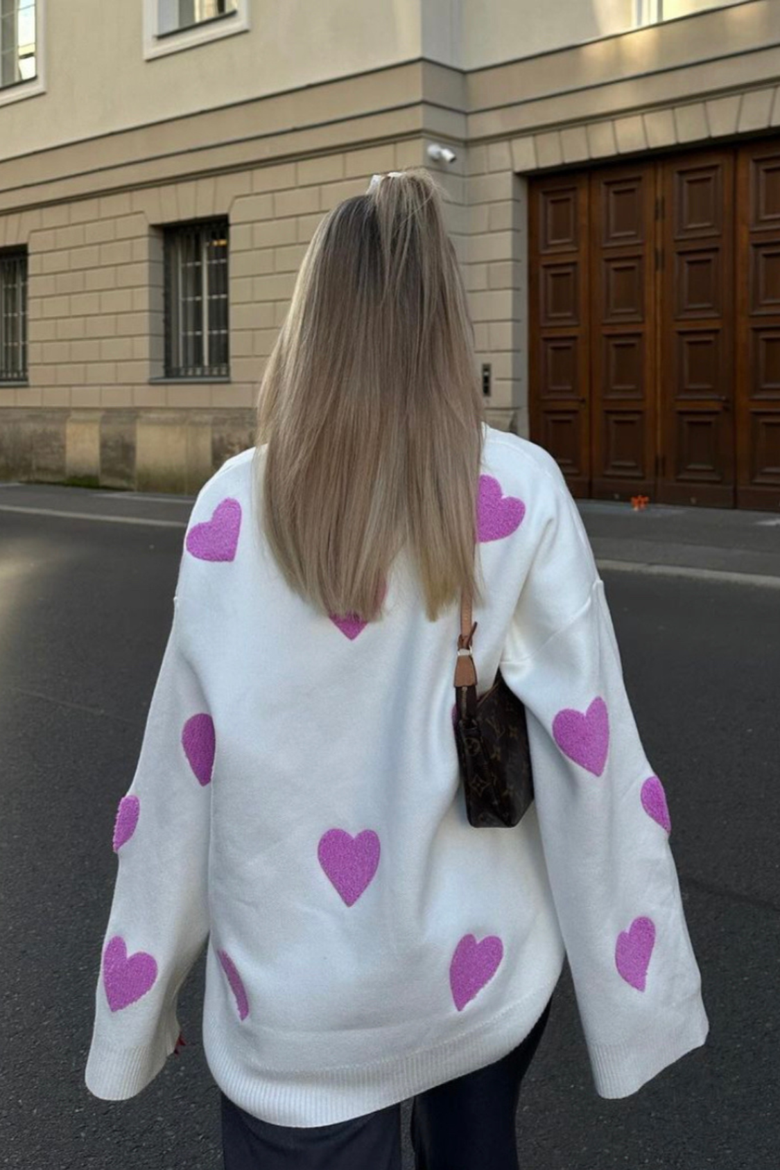 Effortlessly Elegant Sweater with a Timeless Design