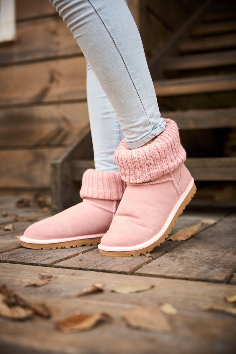Effortlessly Elegant Boots with a Timeless Design