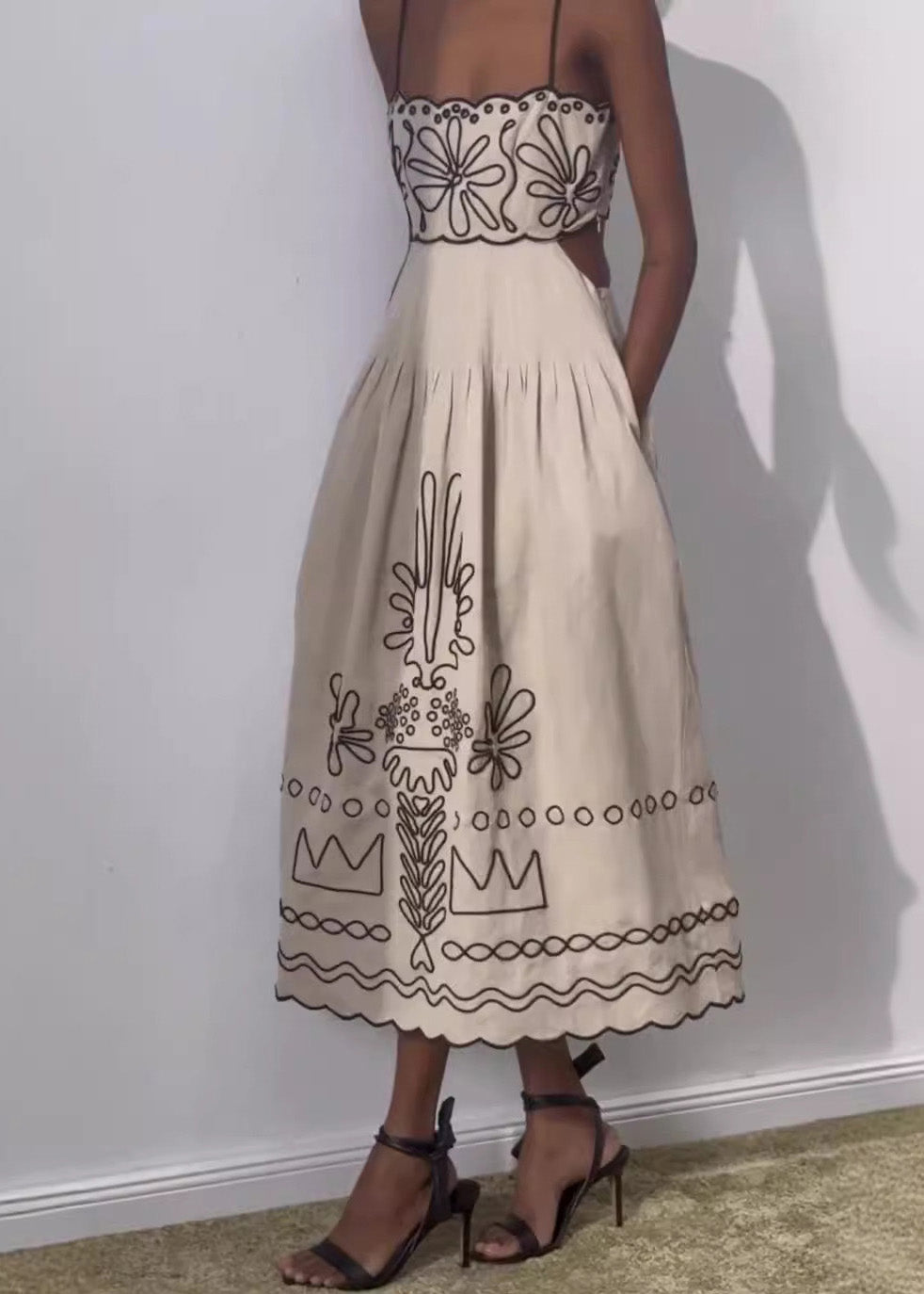 Beautifully Finished Dress in a Timeless Design