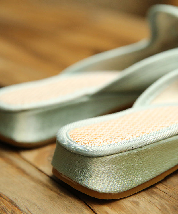 Effortlessly Elegant Sandals with a Timeless Design