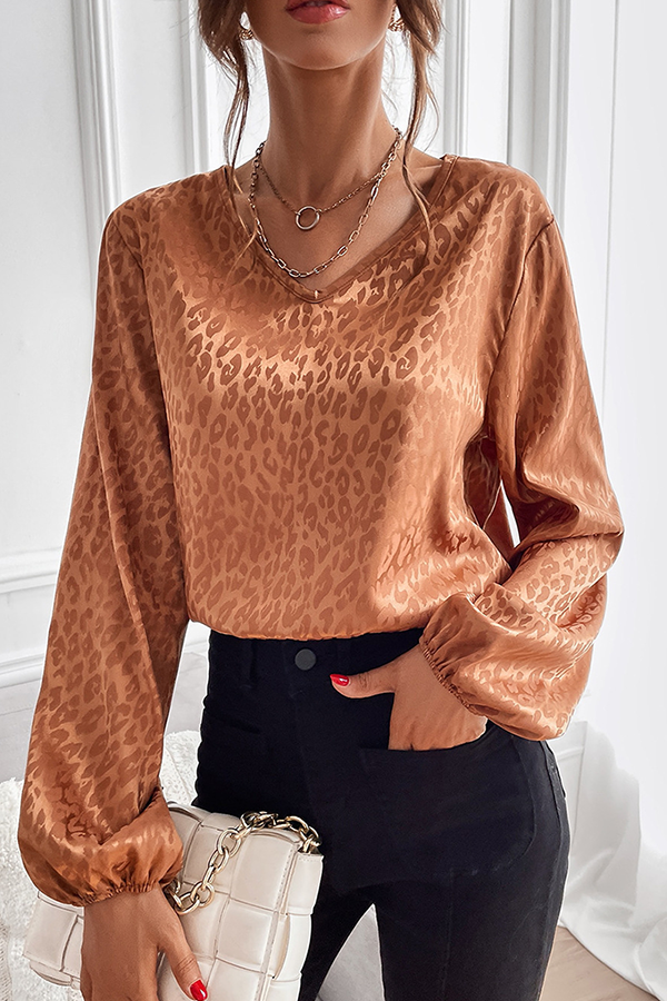 Effortlessly Elegant Blouse with a Timeless Design