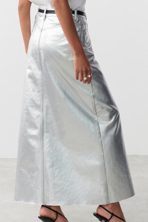 Effortlessly Elegant Garment with a Timeless Design
