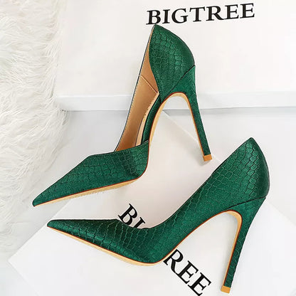 Effortlessly Elegant Heels with a Timeless Design