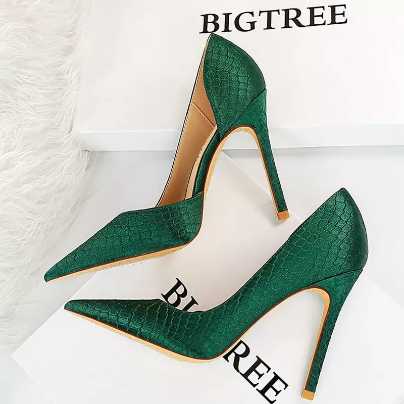 Effortlessly Elegant Heels with a Timeless Design