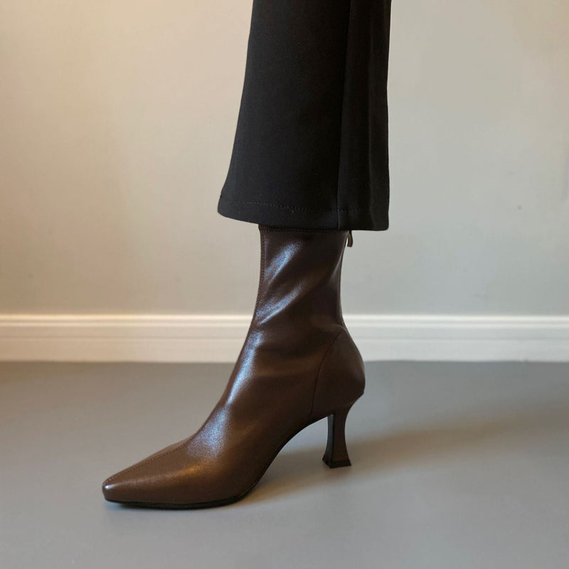 Effortlessly Elegant Boots with a Timeless Design
