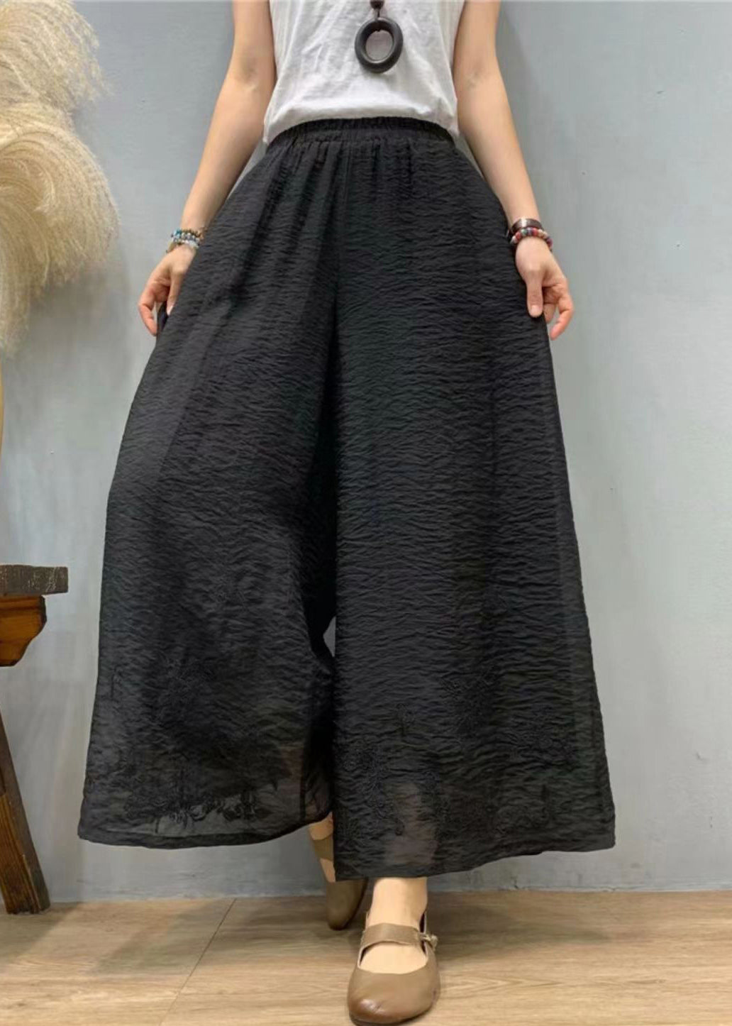 Effortlessly Elegant Pants with a Timeless Design