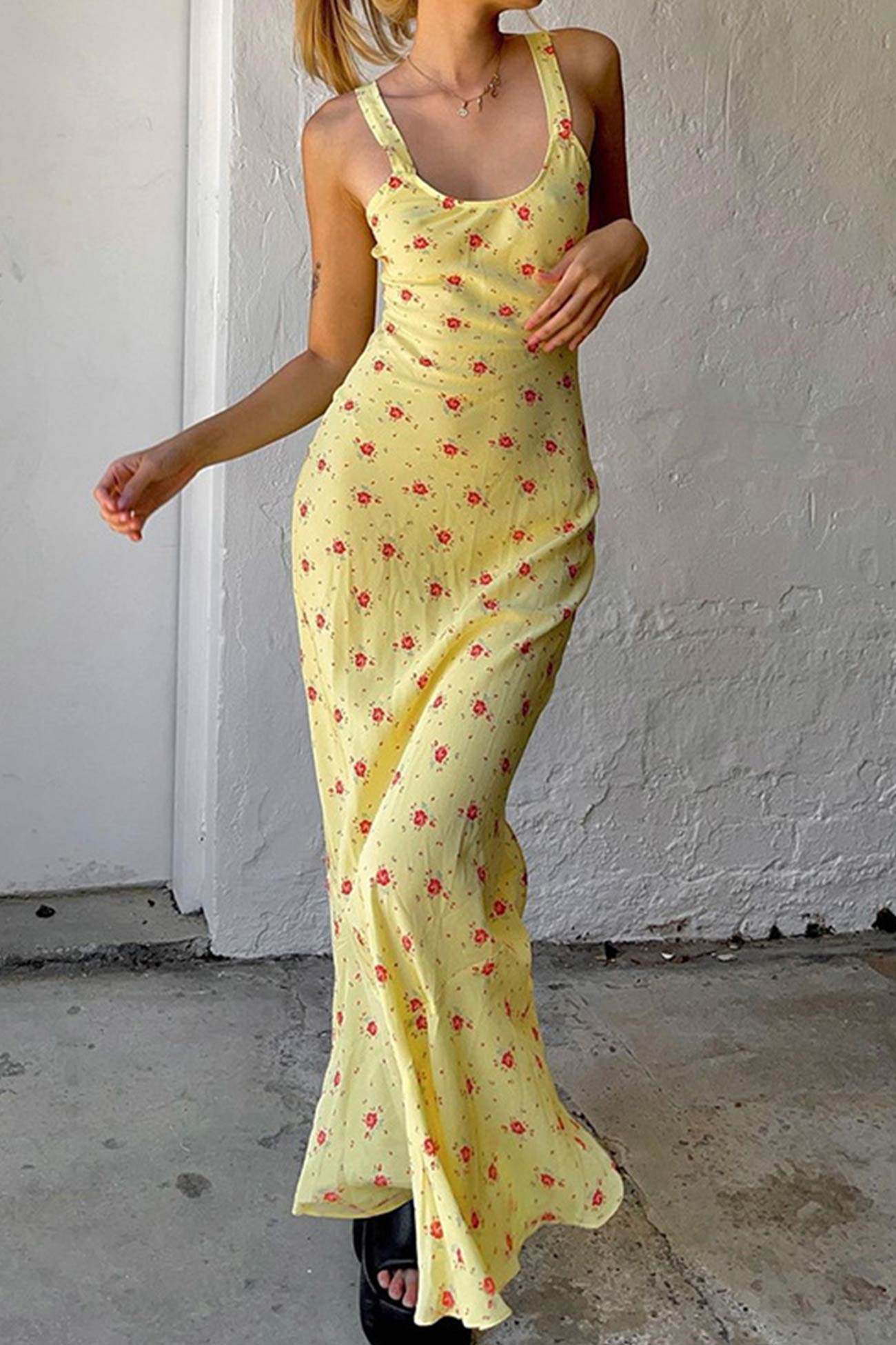 Well Tailored Dress with a Graceful Silhouette