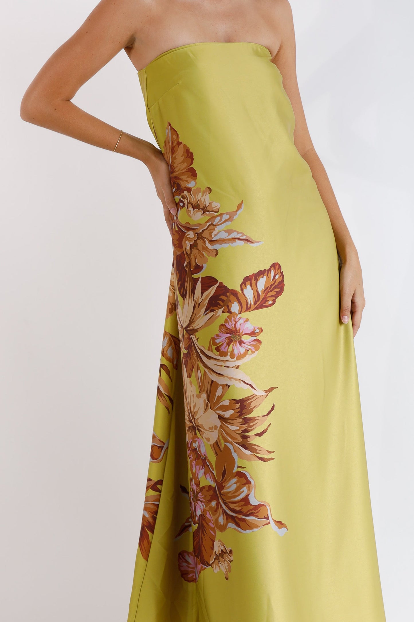Gracefully Styled Dress for Any Occasion