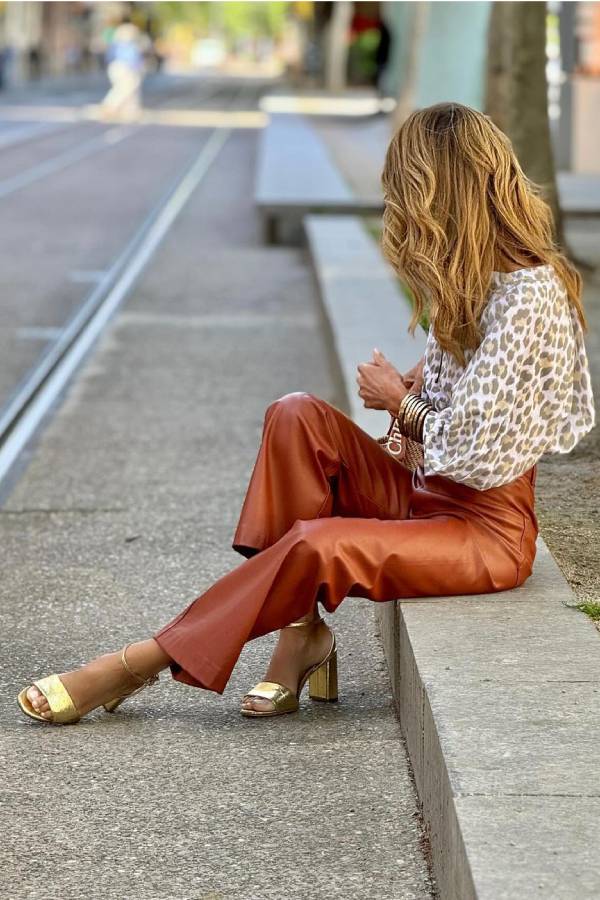Effortlessly Elegant Top with a Timeless Design