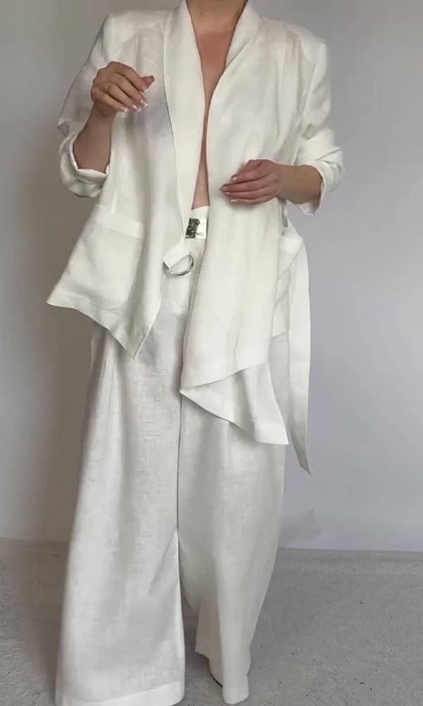 Sophisticated Blouse with a Clean Classic Look