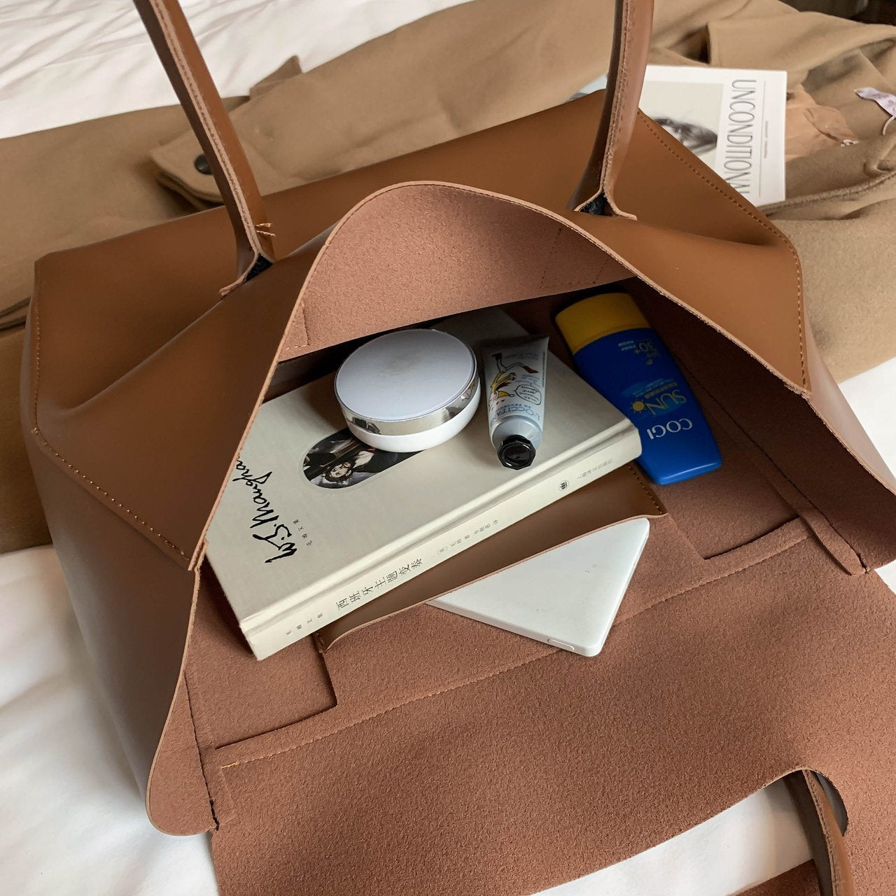 Well Tailored Bag with a Graceful Silhouette