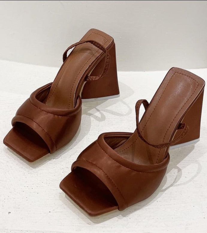Classic Vintage Heels with a Flattering Fit
