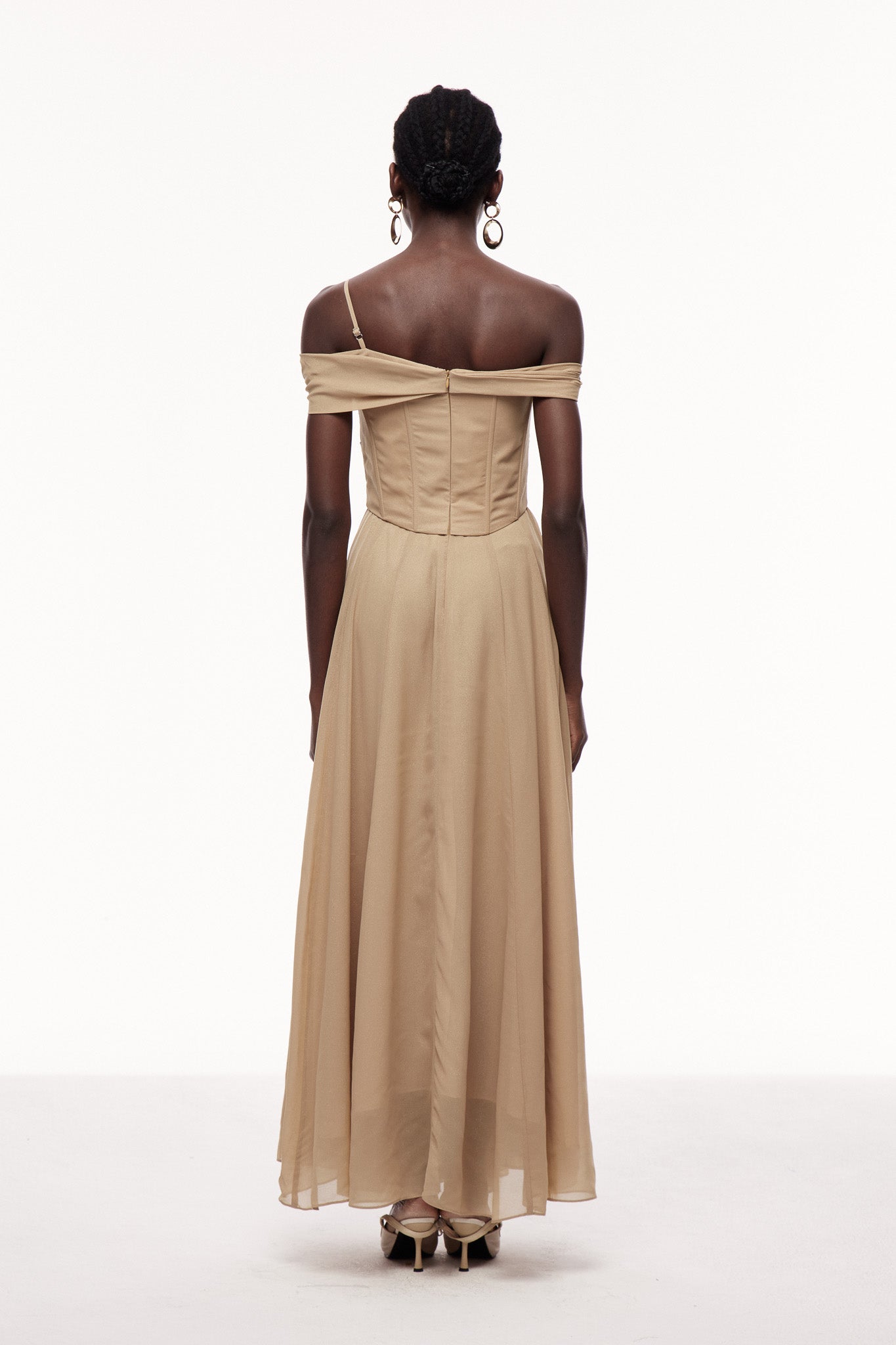 Effortlessly Elegant Dress with a Timeless Design