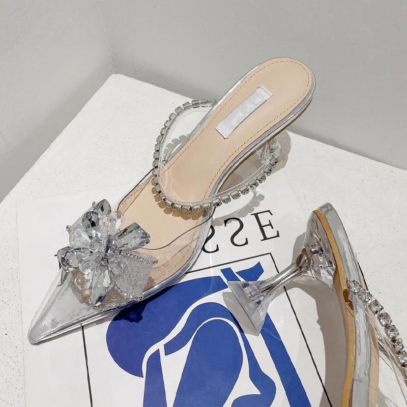 Effortlessly Elegant Heels with a Timeless Design