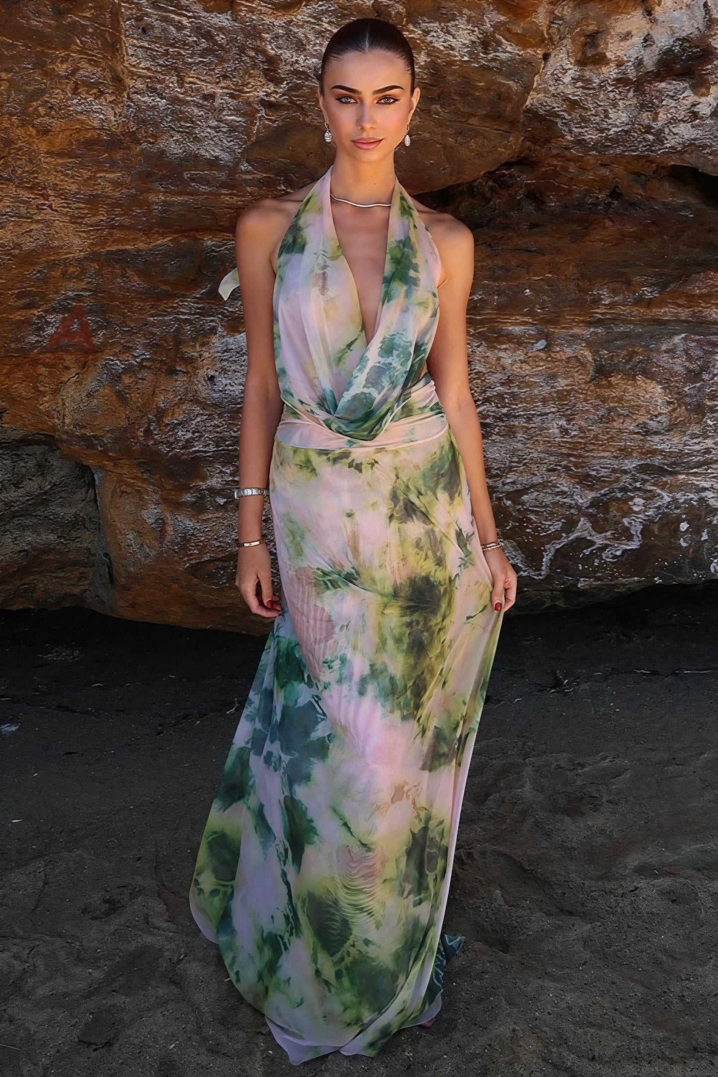 Effortlessly Elegant Dress with a Timeless Design