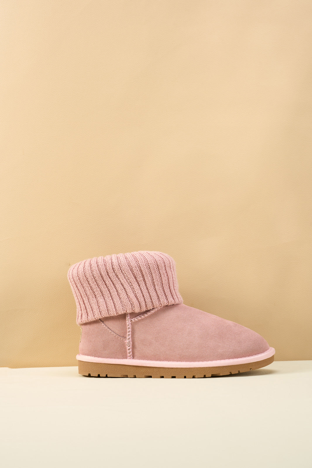 Effortlessly Elegant Boots with a Timeless Design