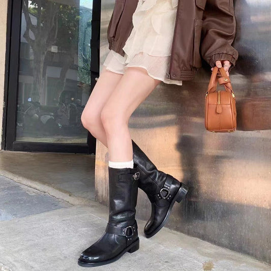 Effortlessly Elegant Boots with a Timeless Design