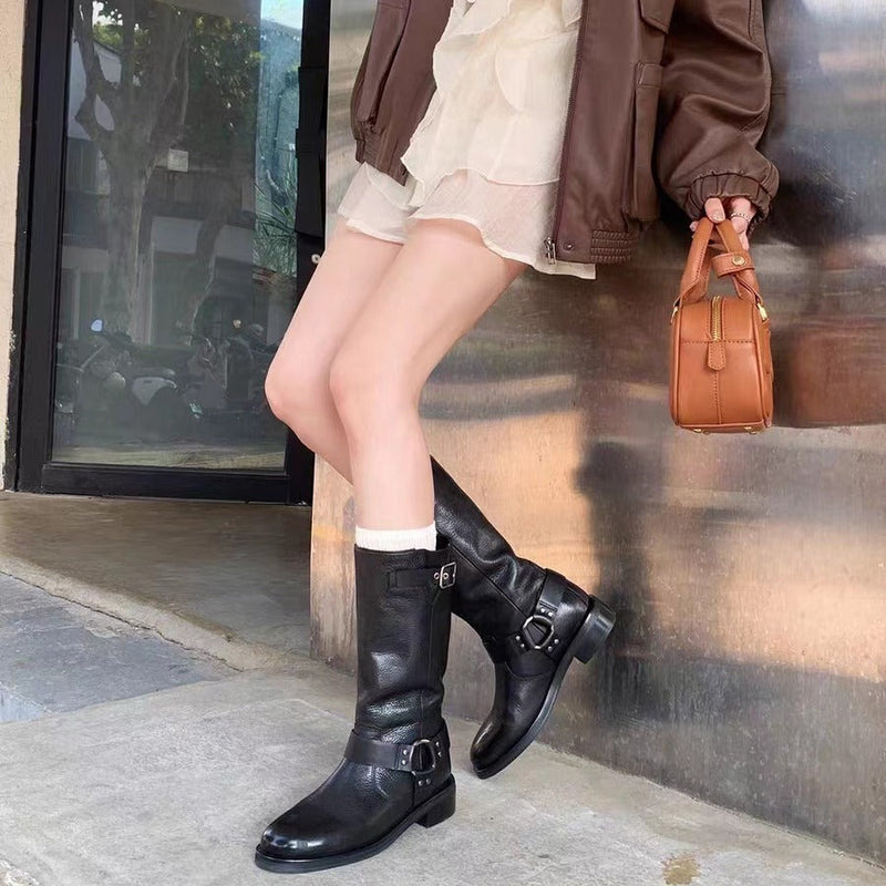 Effortlessly Elegant Boots with a Timeless Design