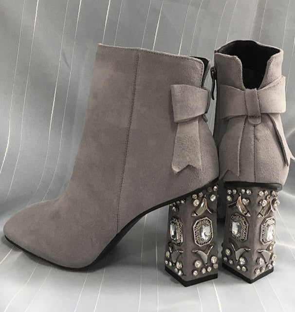 Effortlessly Elegant Heels with a Timeless Design