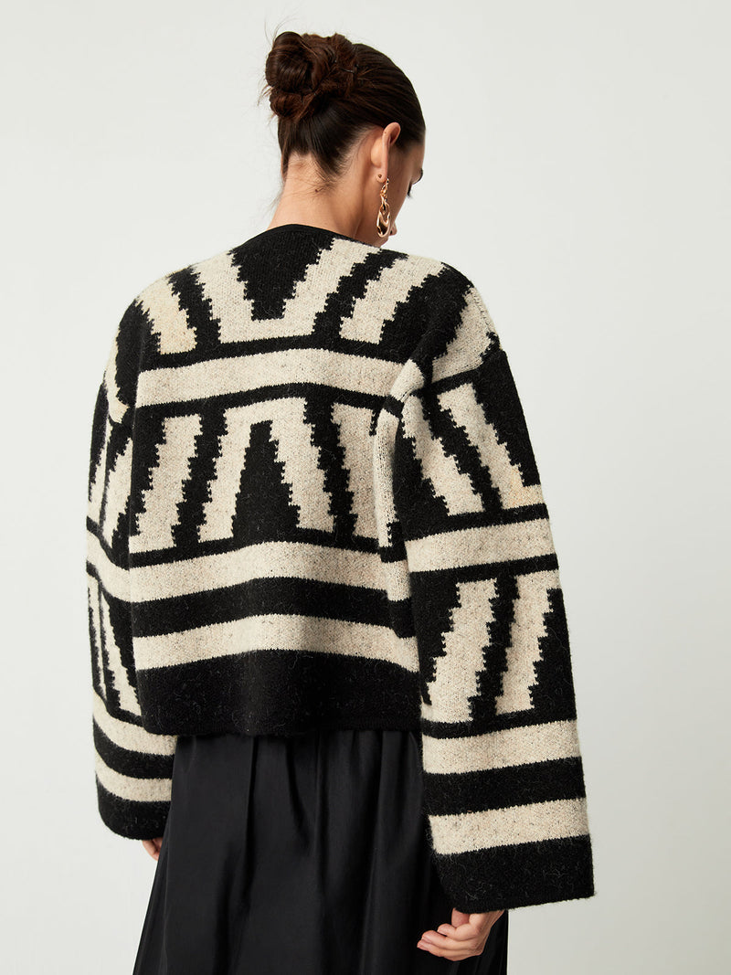 Effortlessly Elegant Cardigan with a Timeless Design