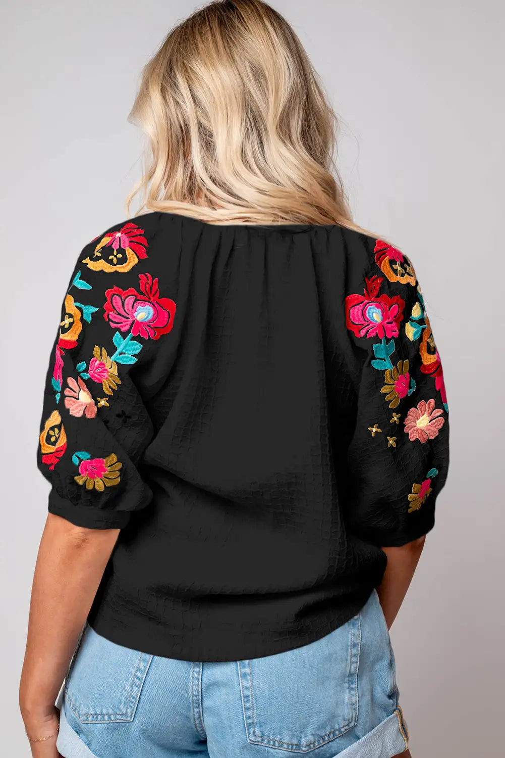 Effortlessly Elegant Blouse with a Timeless Design