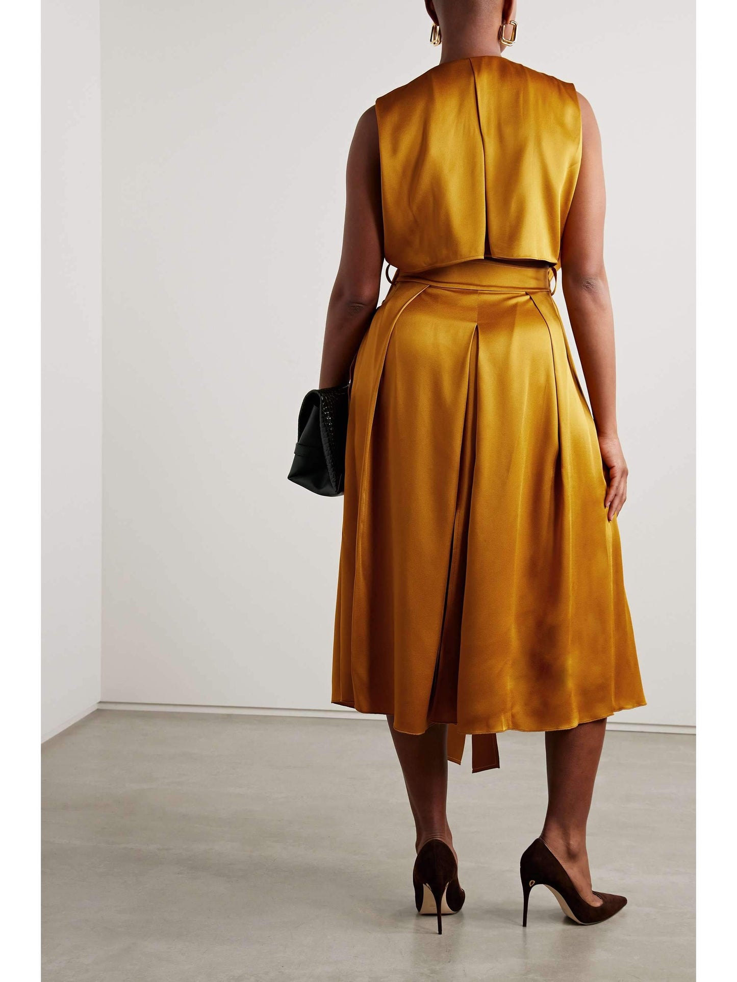Well Tailored Dress with a Graceful Silhouette